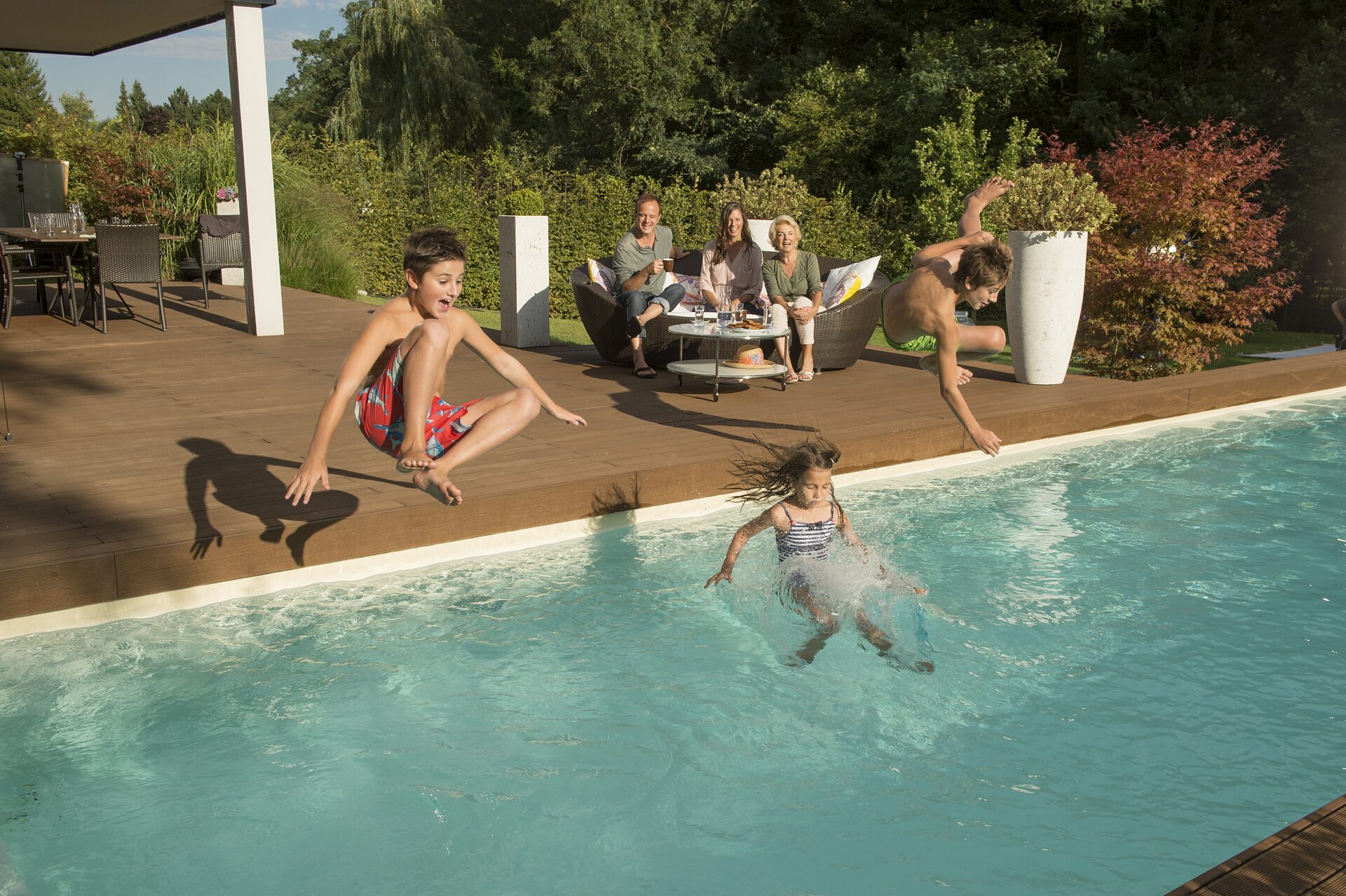Familie am Hotelpool mit belebtem Wasser